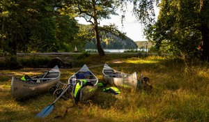 Kanoter vid kanten av en sjö i Åkers Styckebruk
