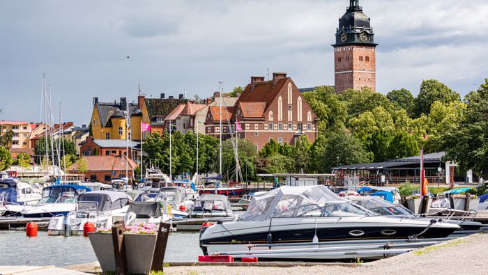 Gästhamnen i Strängnäs med båtar i förgrunden och grönska och domkyrkan i bakgrunden 