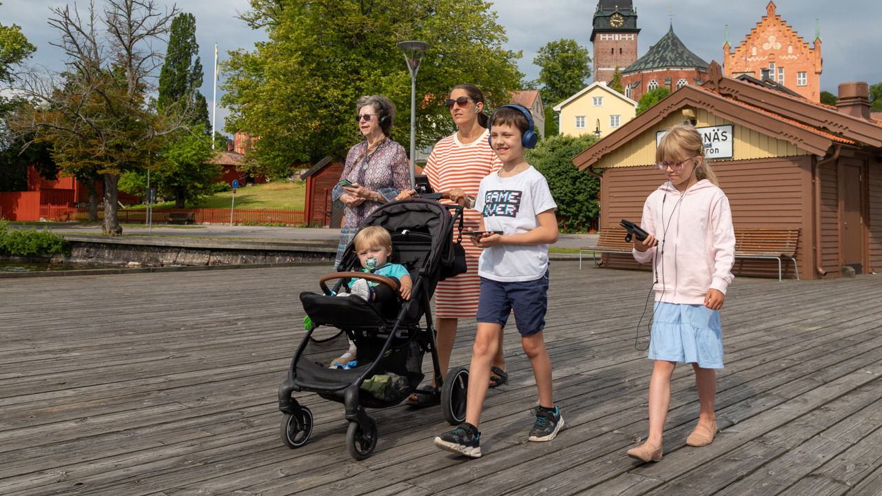 Familj som går bokpromenad i Strängnäs
