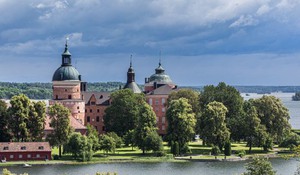 Vy av Gripsholms slott från Hjorthagensberget, med Mälaren och grönska