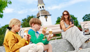 Barn som äter glass vid hamnen/trappan i Mariefred