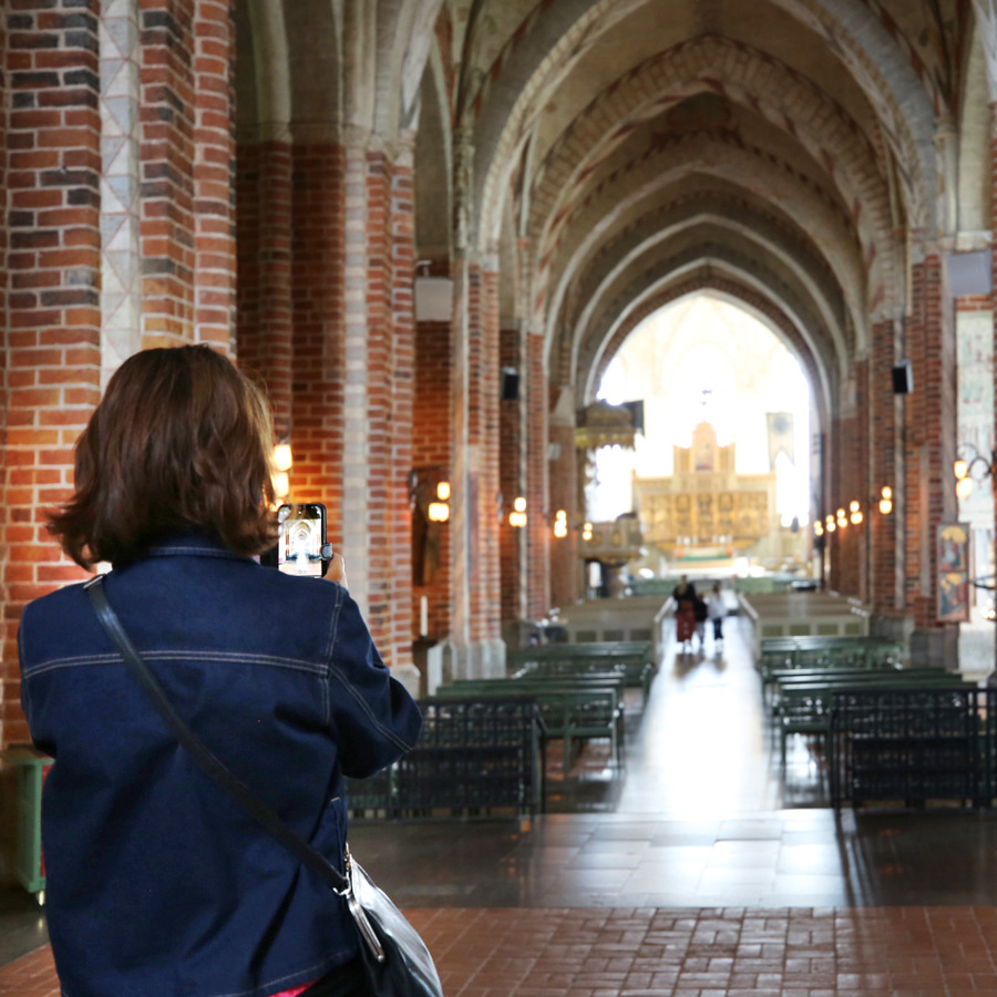 Besökare fotar interiören i domkyrkan i Strängnäs