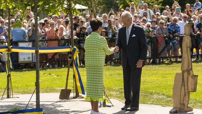 Konstverket sammanflätade invigdes den 6 juni 2023 av Kung Carl Gustaf