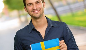 Man håller upp den Svenska flaggan