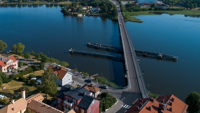Vy över Tosteröbron i Strängnäs på sommaren. Mälarens vatten breder ut sig på båda sidor om bron
