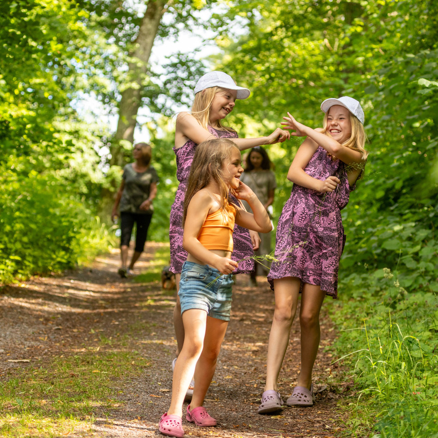 Två damer med barn i Engelska parken