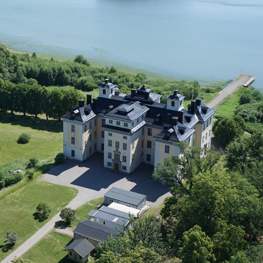 Mälsåkers slott är ett av Sveriges ståtligaste barockslott, vackert beläget precis vid Mälaren, på Sveriges största insjö-ö Selaön.