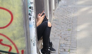 ung person med mobiltelefon