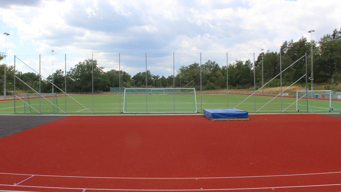 Konstgräsplan och löparbana på Hammarens idrottsplats i Mariefred.