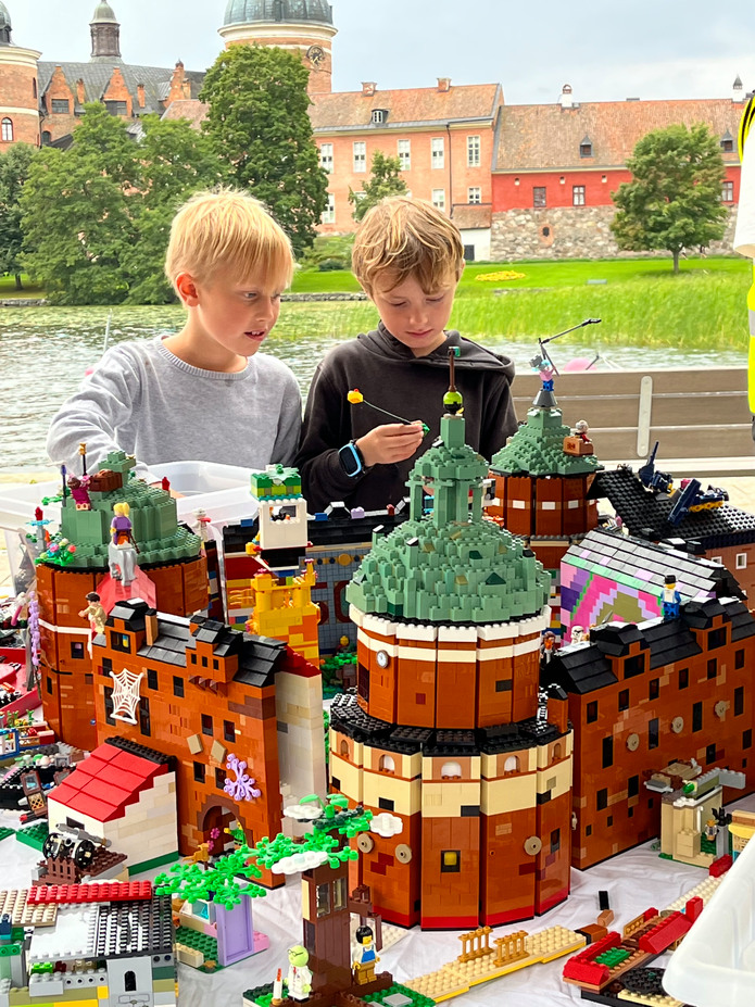 Två barn vid ett legobygge av Gripsholms slott