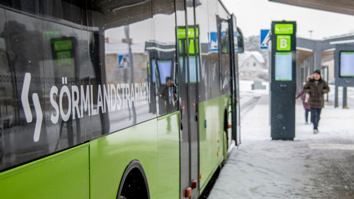 En buss står parkerad vid resecentrum i ett vintrigt Strängnäs