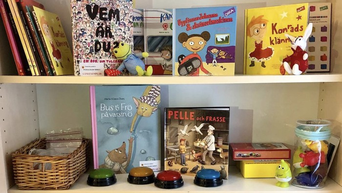 Böcker och pedagogiska leksaker i en bokhylla